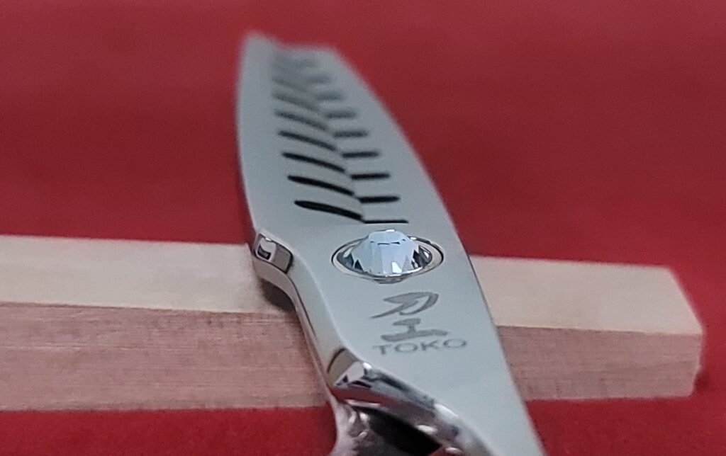 Tijeras de peluquería hechas a mano en acero inoxidable — precisión artesanal.